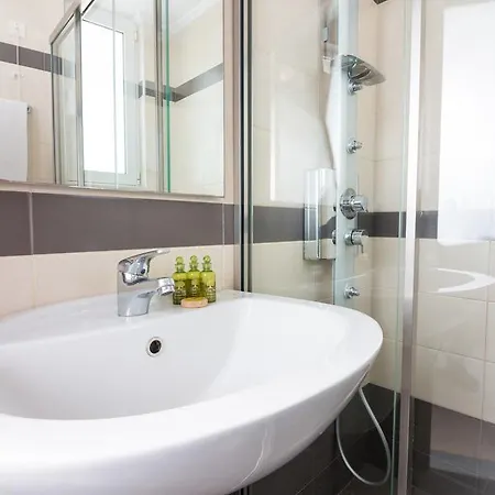 Christina ホテル ハニア